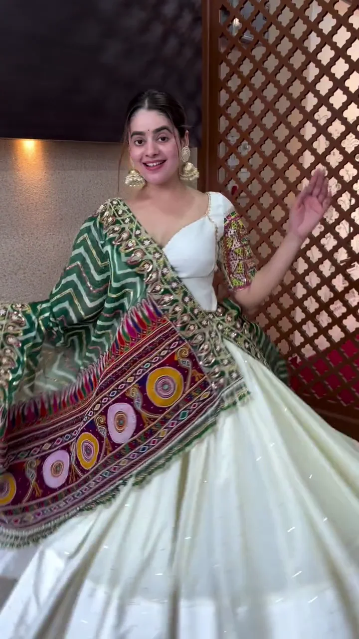 Women&amp;#039;s Real Mirror Work Gujarati Style Chaniya Choli